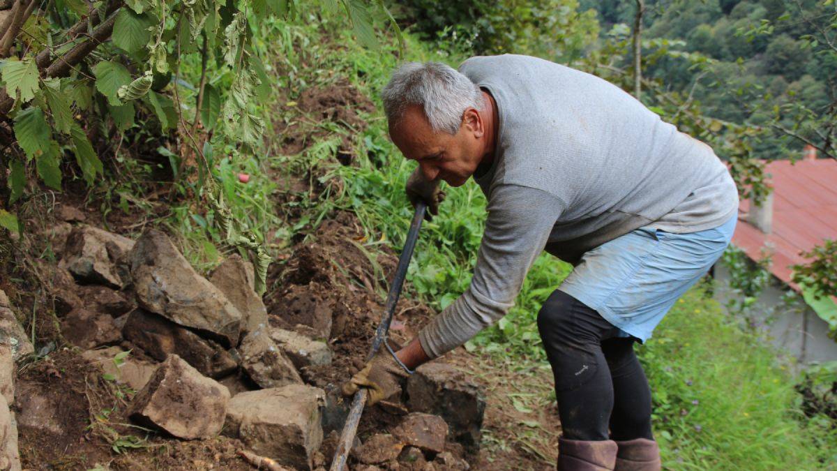 Myanmar'a gidemeyen büyükelçi, bahçe işleri yapıyor
