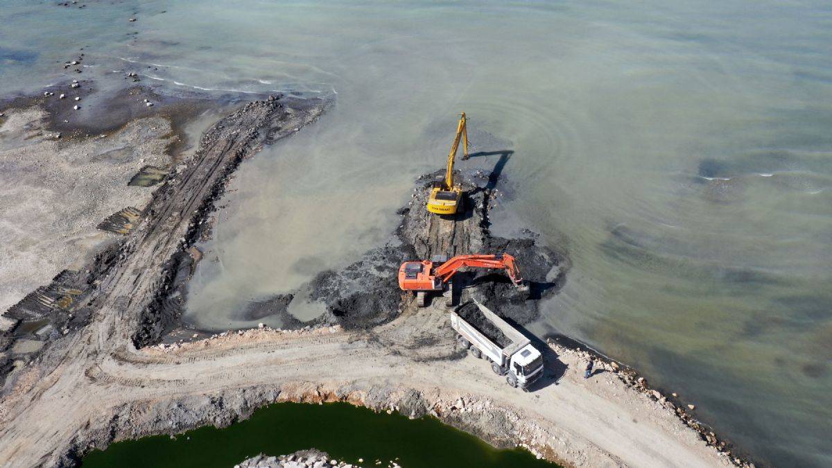Van Gölü'nden 14 bin ton dip çamuru çıkarıldı