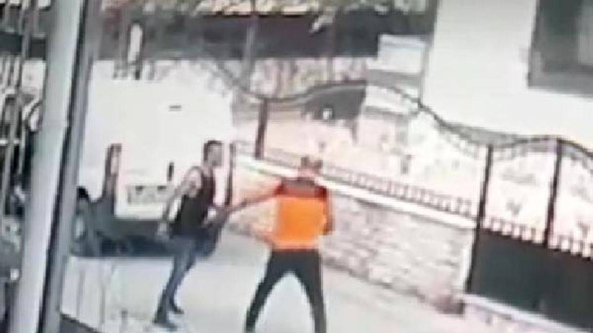 Kargo görevlisine yumruklu saldırı kamerada
