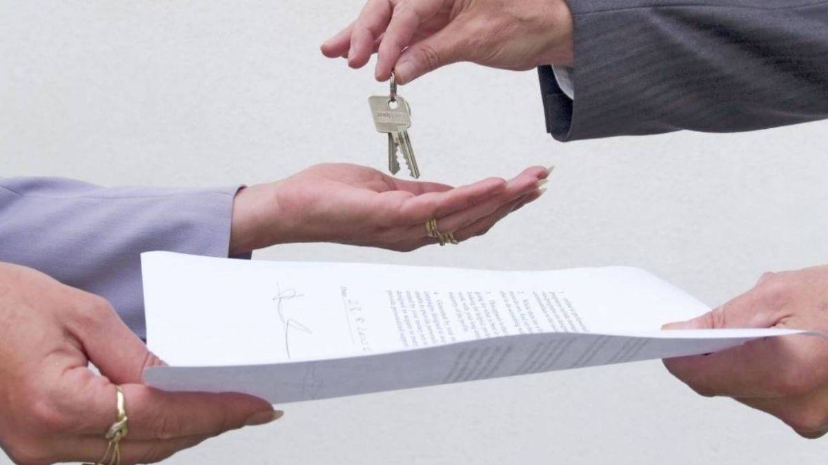 Ev sahibi ölürse kiracı evden çıkar mı? Ev sahibinin vefatı ile kira sözleşmesi geçersiz mi sayılır?