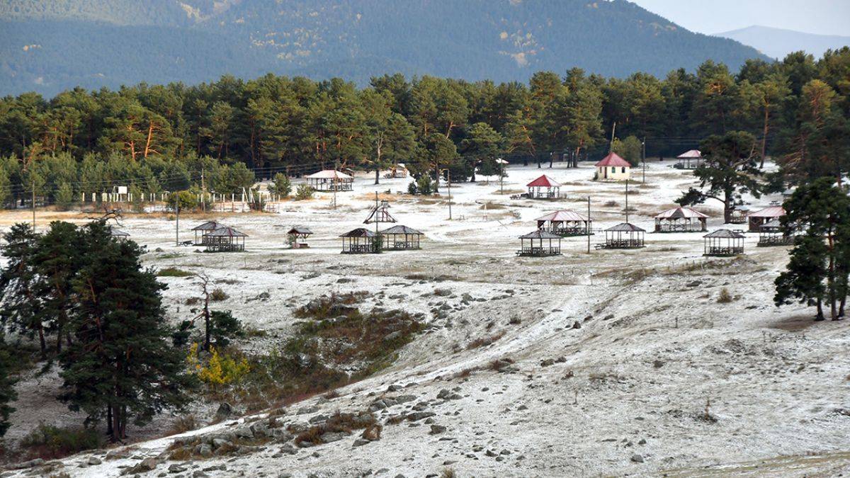Karslılar dolu ile kartopu oynadı