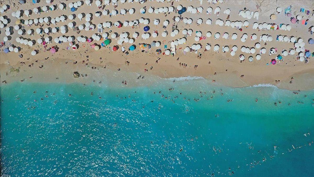 Turistler 140.5 milyon TL borç takıp ülkelerine döndü