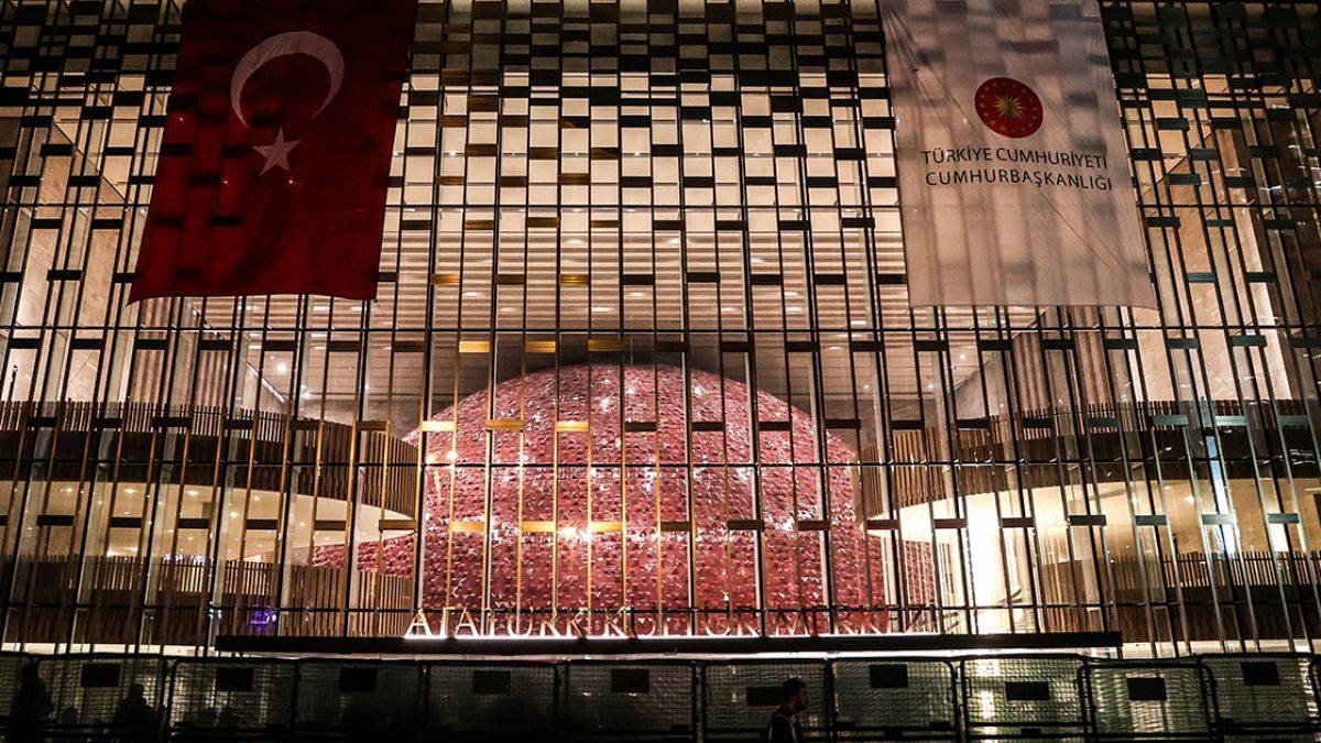 Taksim'deki Atatürk Kültür Merkezi'nin yeni tabelası asıldı