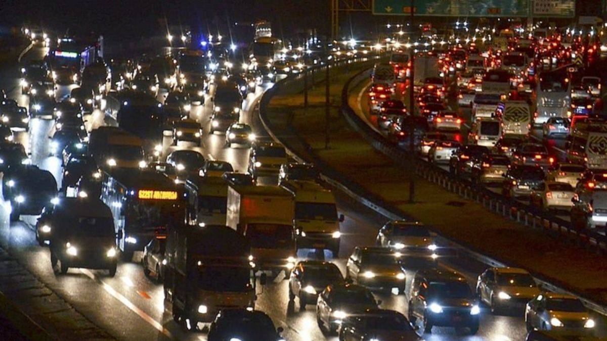 İstanbul'da sağanak yağış trafiği felç etti