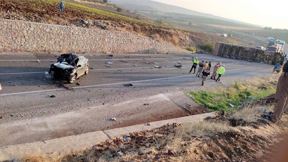 Otomobil ile TIR çarpıştı: 4 ölü, 2 yaralı