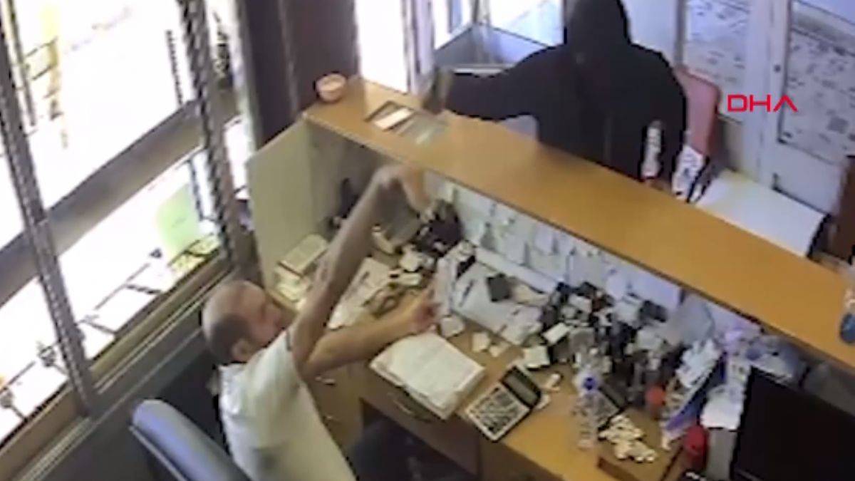 Silahlı ve maskeli kuyumcu soygunu kamerada