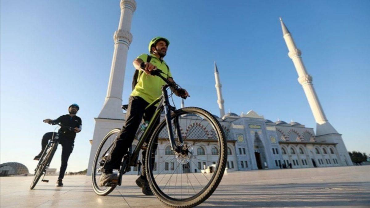 Üsküdarlı gençler müftü ve imamlarla 'iki teker iki dünya' sloganıyla pedal çeviriyor