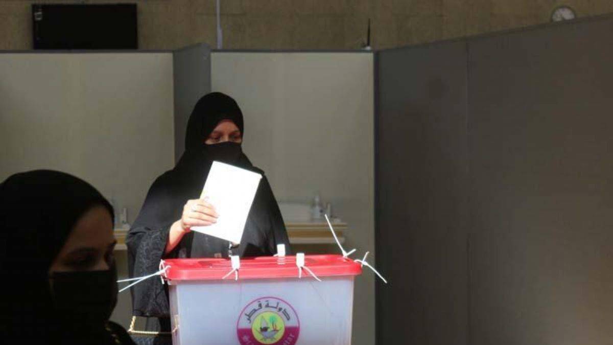 Katar'da ilk kez yapılan milletvekili seçimleri için oy verme işlemi başladı