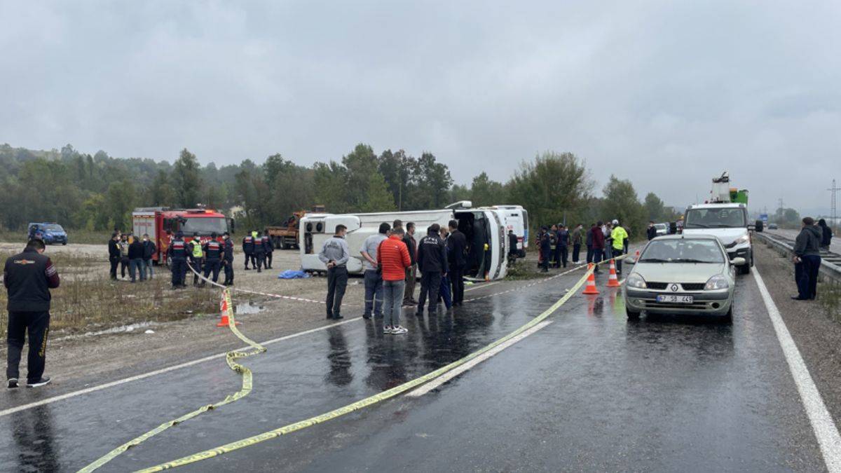 MHP kafilesinin bulunduğu midibüs kaza yaptı: Ölü ve yaralılar var