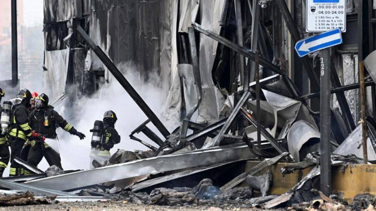 İtalya'da uçak düştü: 8 kişi öldü