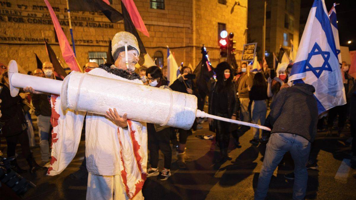 İsrail'de aşı pasaportu protestosu; sokağa döküldüler