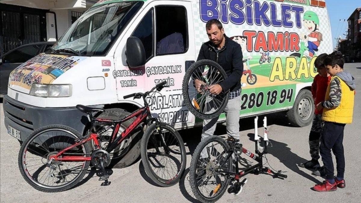 Gezici bisiklet tamircisi eskimiş bisikletleri hayata döndürüyor