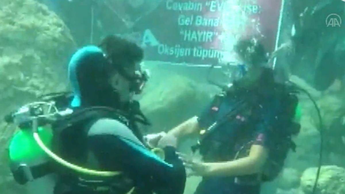 İnanılmaz evlenme teklifi: 'evet' ise sarıl, 'hayır' ise oksijeni kapat