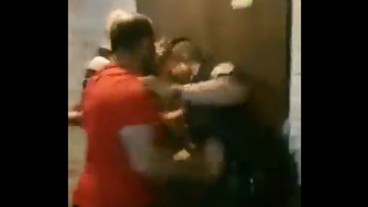 Baskın yapan İsrail polisine üst üste yumruk