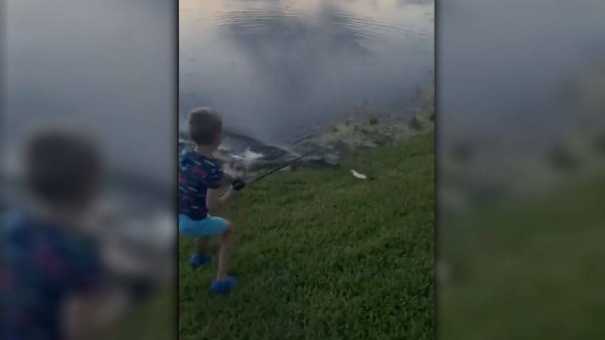 7 yaşındaki çocuk avladığı balığı timsaha kaptırdı!