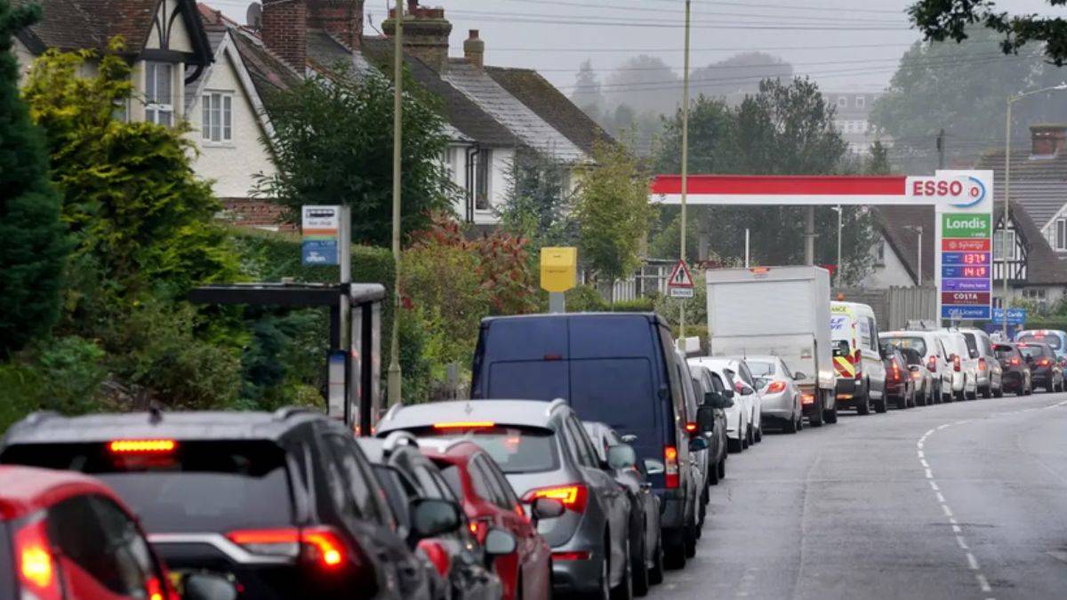 Arnavutluk'tan İngiltere'ye yardım teklifi: 5 bin şoförü devreye sokabiliriz