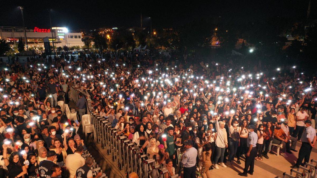 Şanlıurfa'da konser coşkusu; maske yok, mesafe sıfır