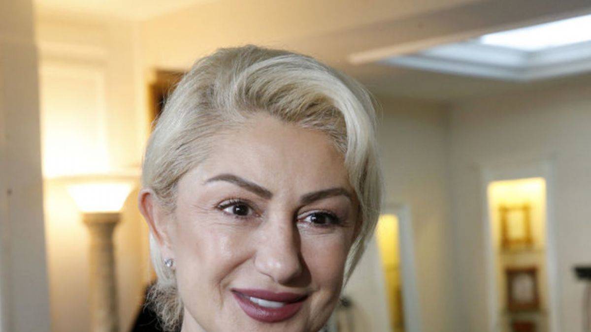 Muazzez Ersoy Kırılsın Ellerim şarkısının sözleri nedir? Muazzez Ersoy Bir Fincan Kahve Olsam şarkısının sözleri nedir?