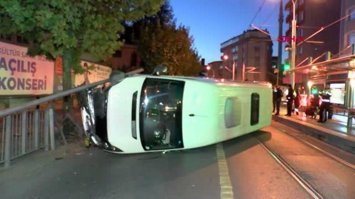 Güngören'de servis minibüsü tramvay yoluna devrildi; seferler aksadı