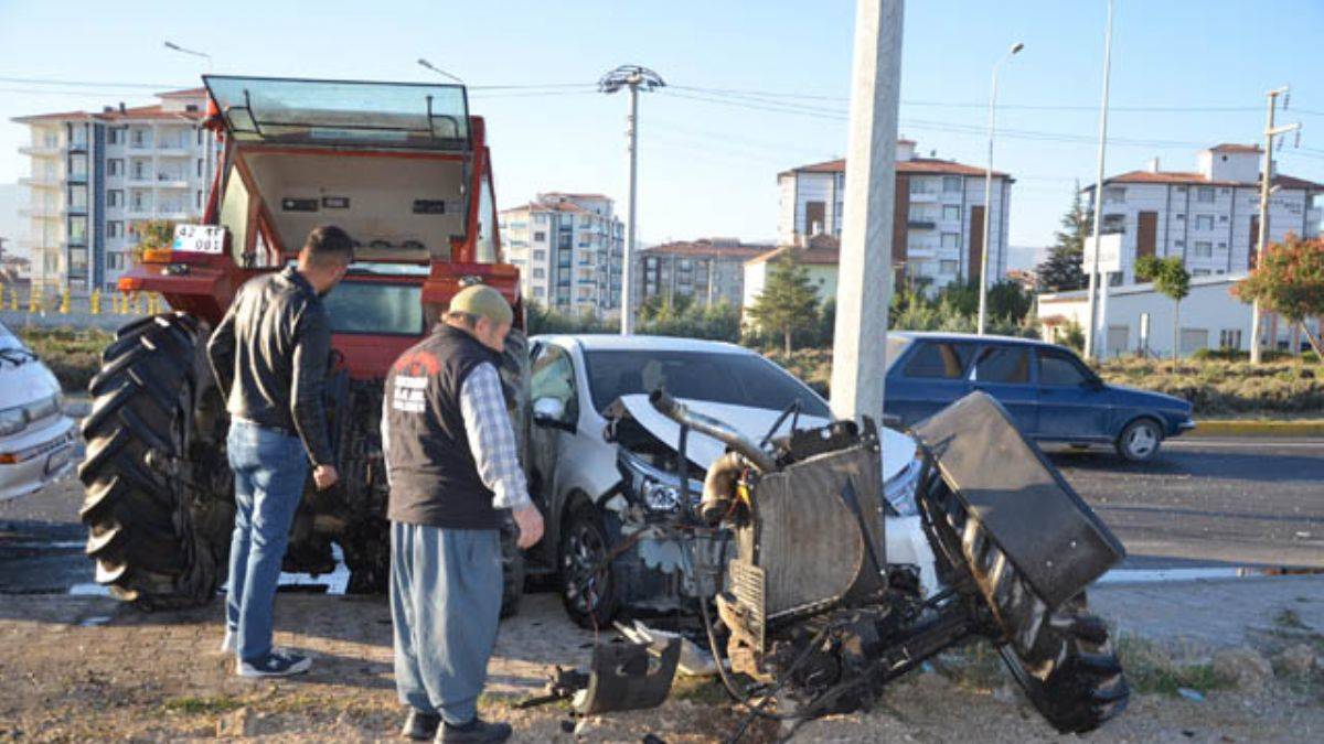 Kavşağa kontrolsüz çıkan traktöre otomobil ve tır çarptı: 1 ölü, 2 yaralı