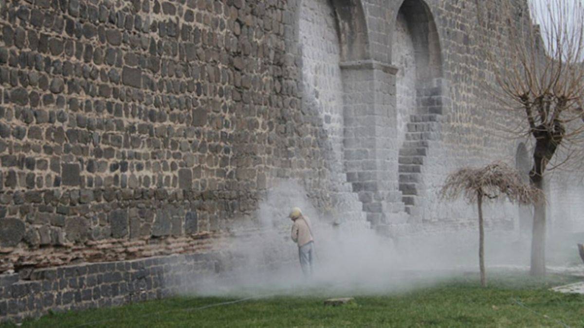 Müfid Yüksel'den Diyarbakır surlarındaki restorasyona eleştiri