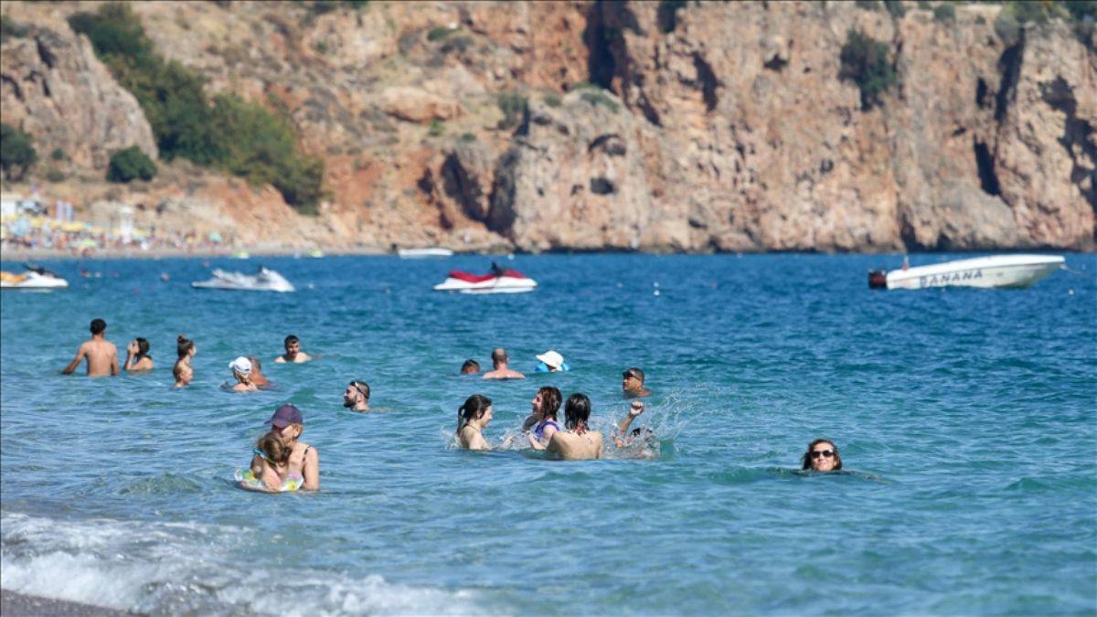 Antalya'da ekimde deniz keyfi
