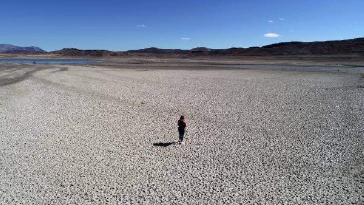 Karacalar Barajı'nın suyu 300 metre çekildi, zemin tarım arazisine dönüştü