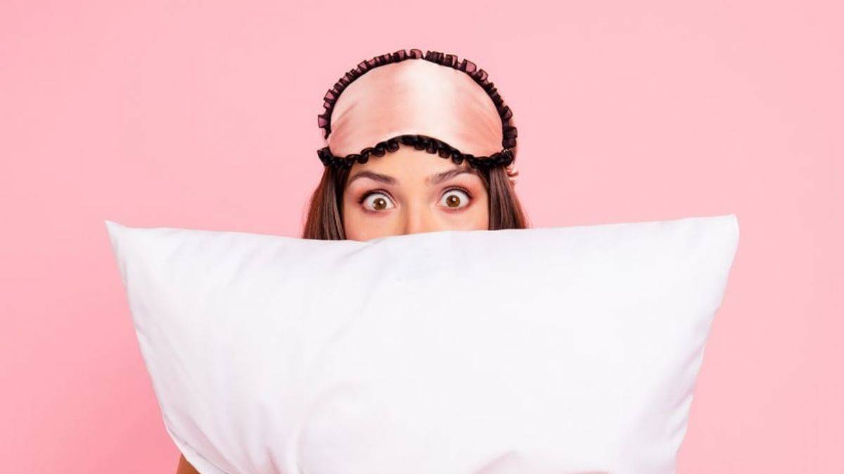 Yüksek yastık boynu kırıştırıyor