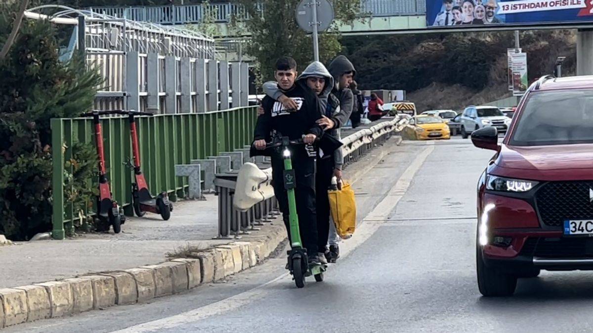 D-100 Karayolu'nda bir scooterda 3 kişi!