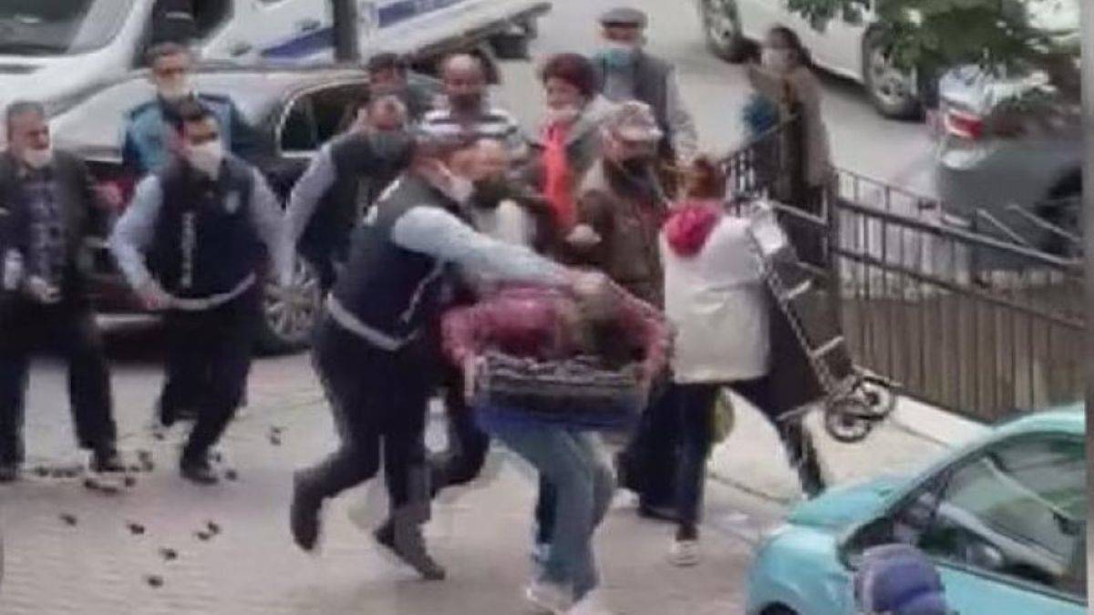 Seyyar satıcıya yumruk atan zabıta açığa alındı