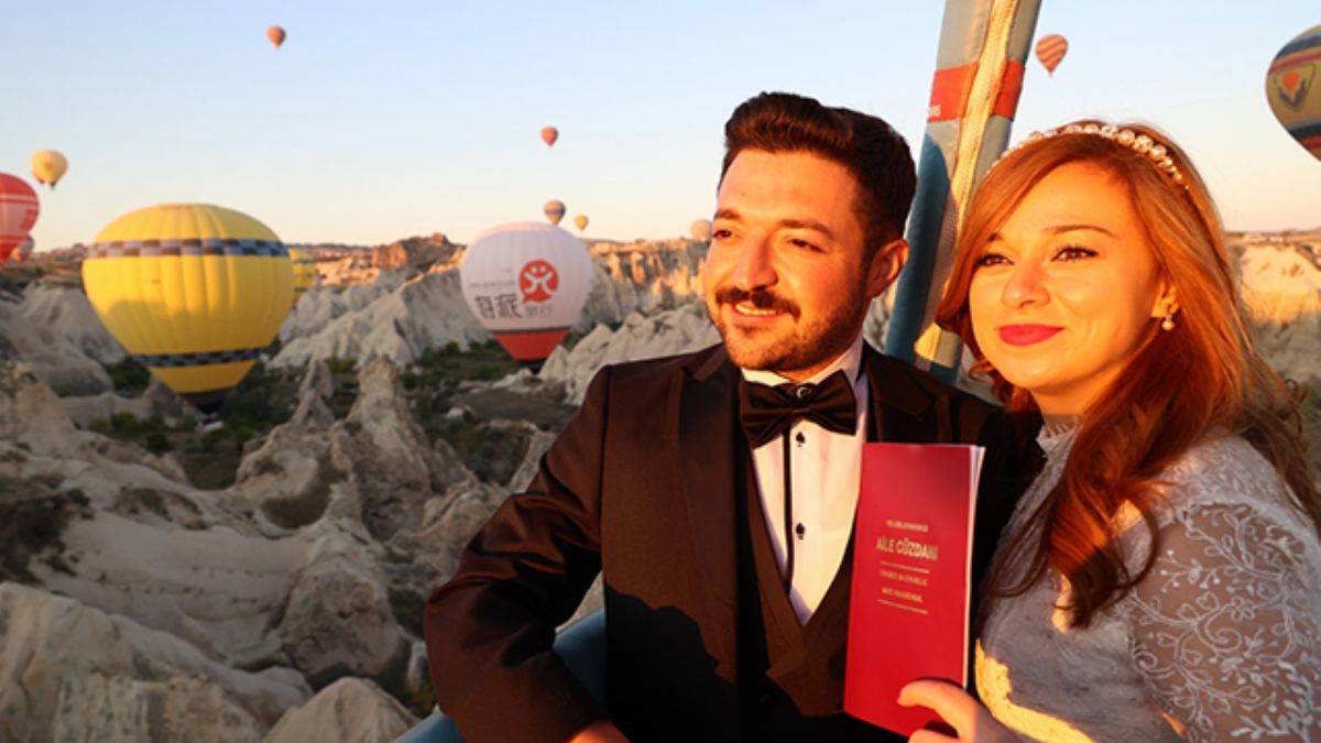 Genç çift, sıcak hava balonunda dünya evine girdi