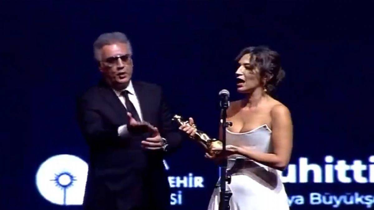 Tamer Karadağlı'nın ödül törenindeki tavırları gündem oldu! “Artık sus mu diyorsunuz?”