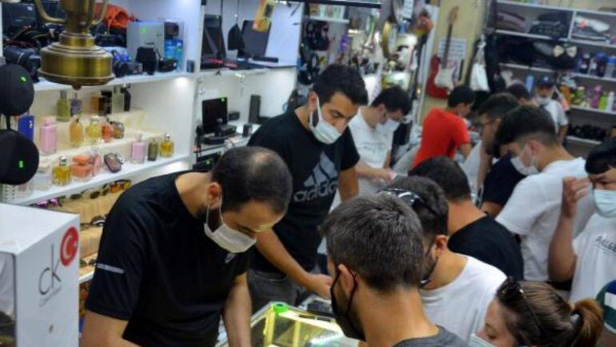 Yağmura rağmen beklediler... İstanbul Havalimanı'nda unutulan eşyalar satın alma kuyruğu