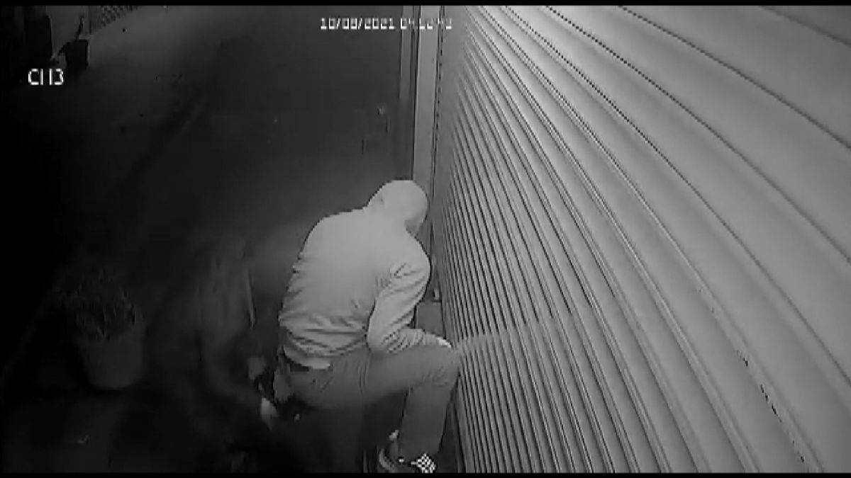 100 bin dolarlık gümüşü çalan hırsızları telefonundan canlı izledi