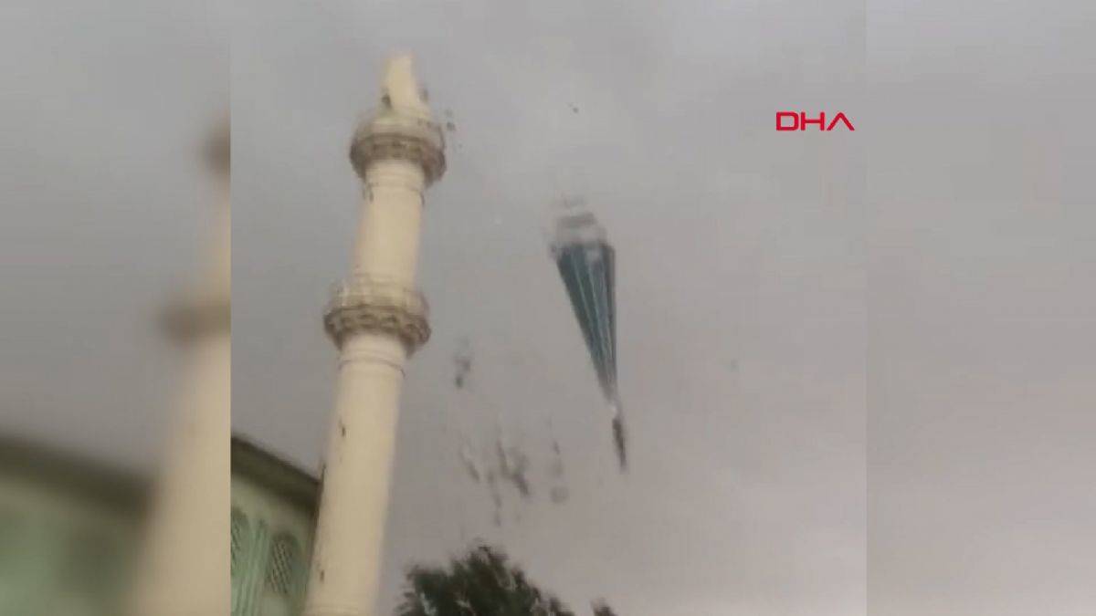 Nazilli'de fırtına minare külahlarını uçurdu