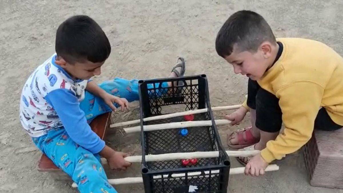 Çocuklar için meyve kasasından langırt yaptı