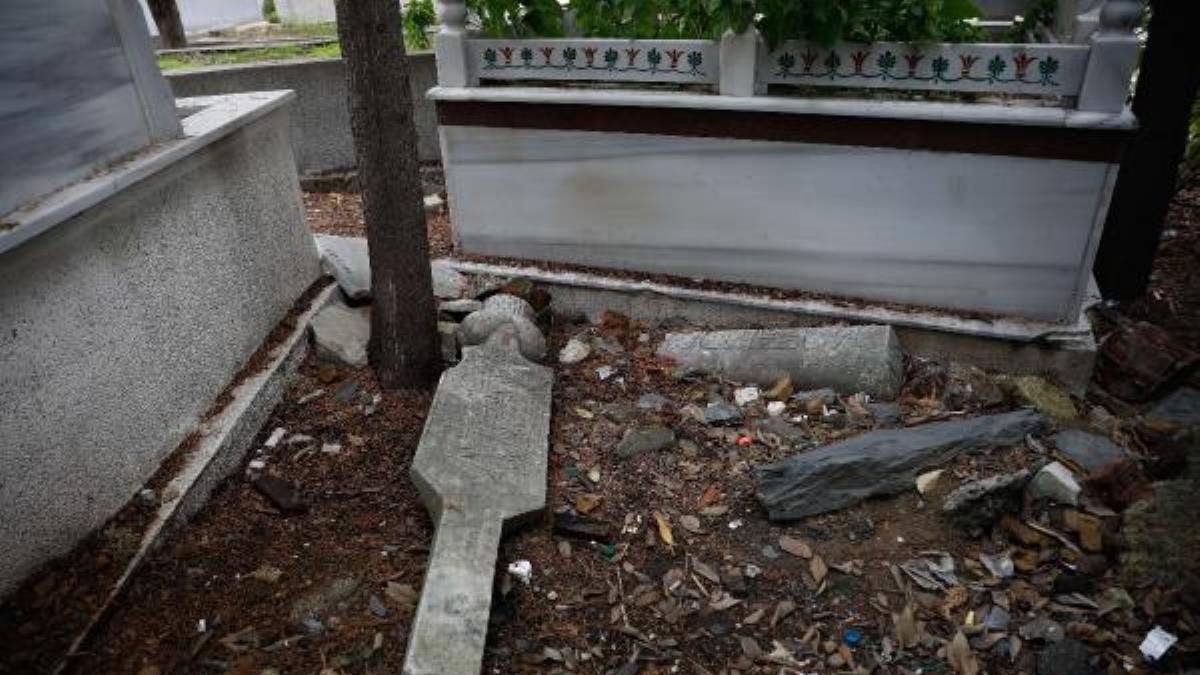 Kasımpaşa'da tarihi mezarların içler acısı