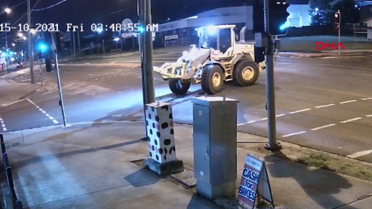 İş makinesiyle soygun ve kovalamaca kamerada