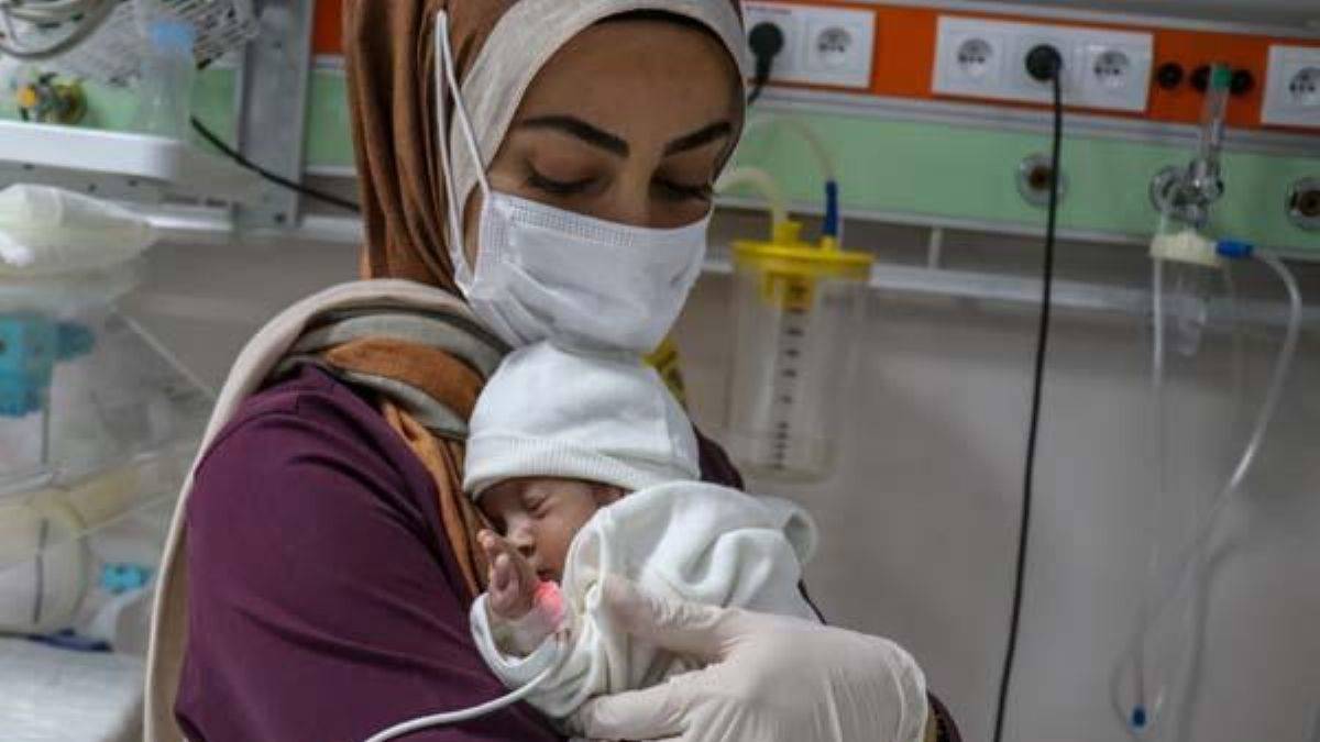 Annesi COVID-19'dan ölen prematüre bebeğe başka anneler süt veriyor