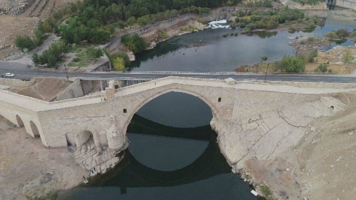 Tarihi köprünün yanına sonradan inşa edilen köprünün kaldırılmasını istiyorlar