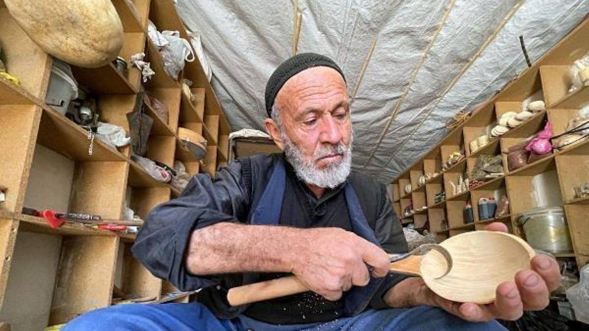 Atölyede işlediği ahşap ürünleri seyyar tablasıyla satıyor