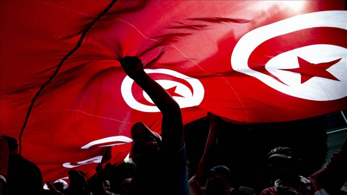 Avrupa Parlamentosu, Tunus'ta gücün cumhurbaşkanında toplanmasından endişeli