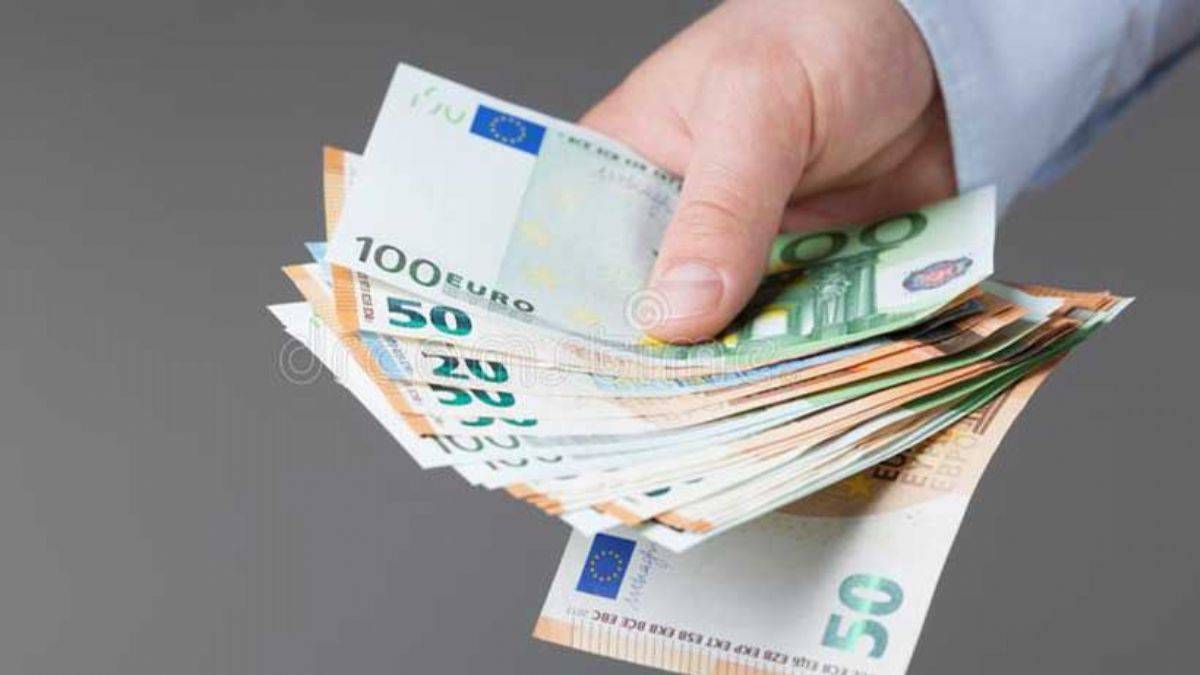 Fransa'da aylık geliri 2 bin euronun altında olanlara 100 euro yardım