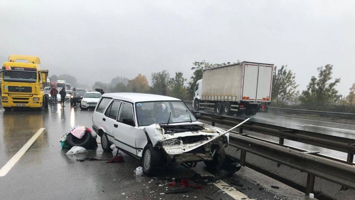 Otoyolda 27 araçlı zincirleme kaza: 3'ü ağır 17 yaralı