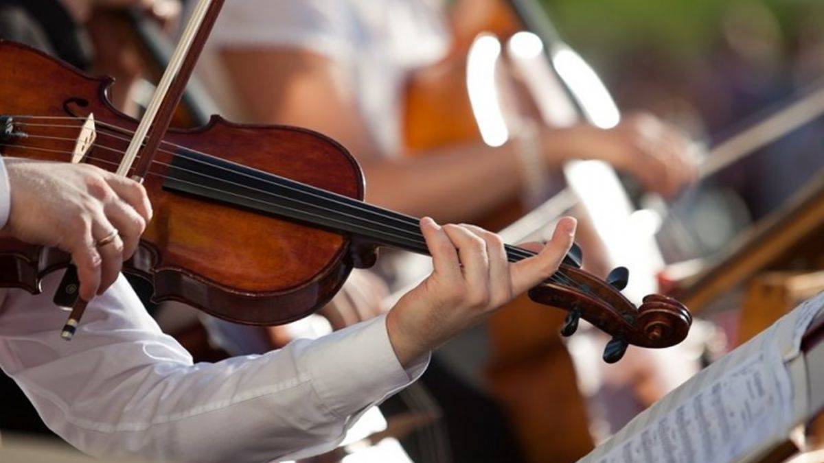 Kiliseden çıkan müzik kitleleri sürükledi