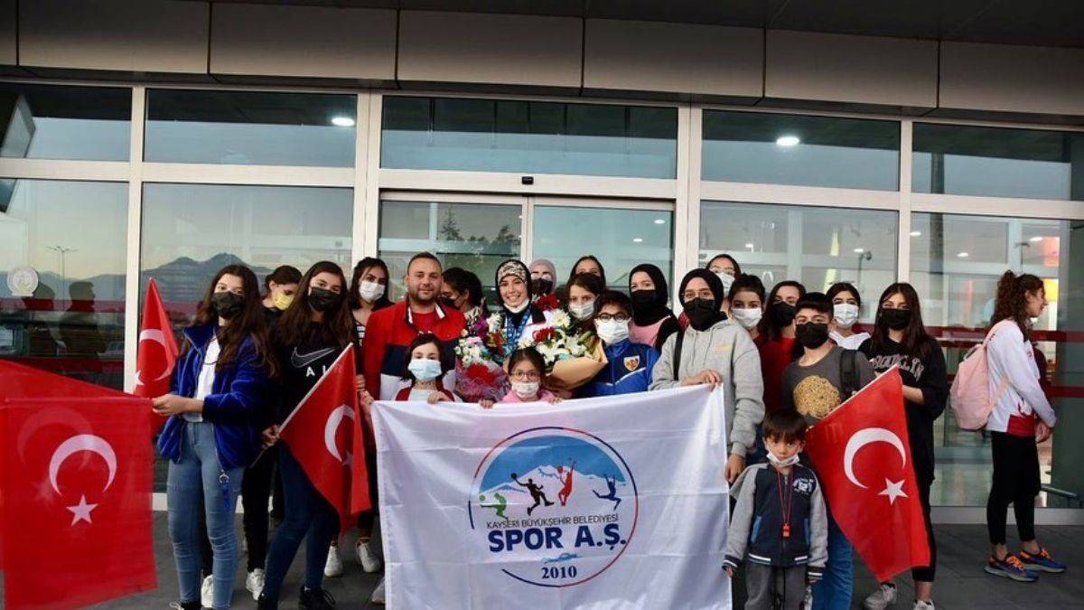 Dünya ikincisi Hayriye, coşkuyla ve çiçeklerle karşılandı