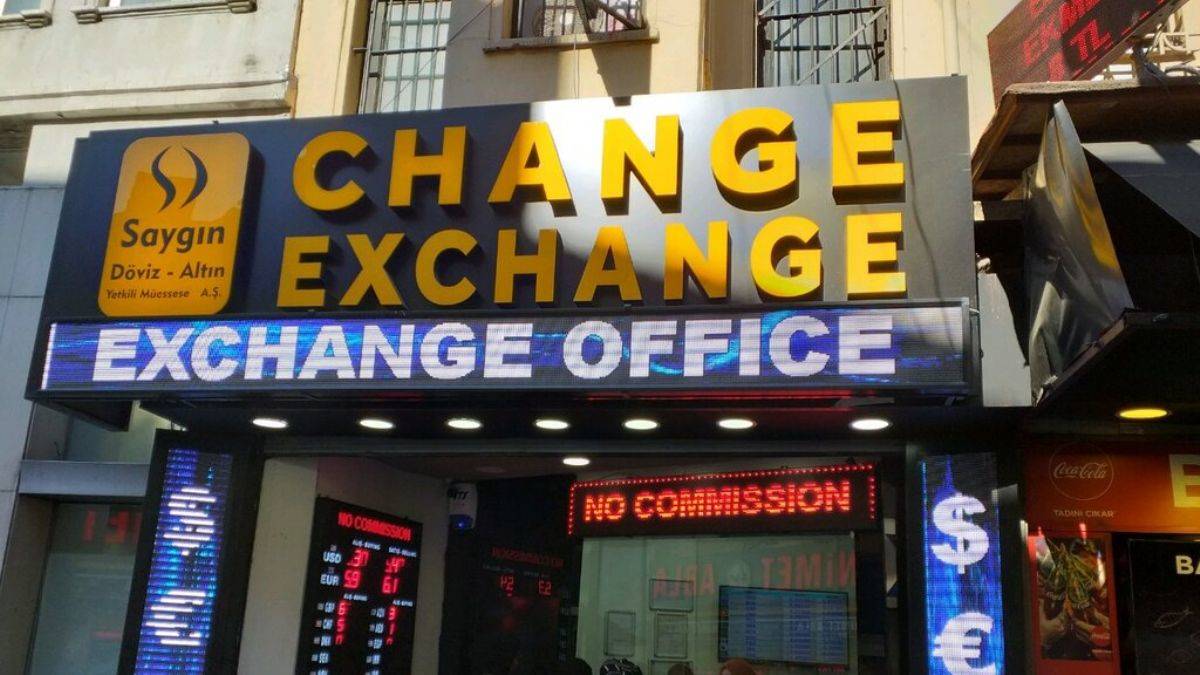 Döviz bürolarından kepenk indirme protestosu