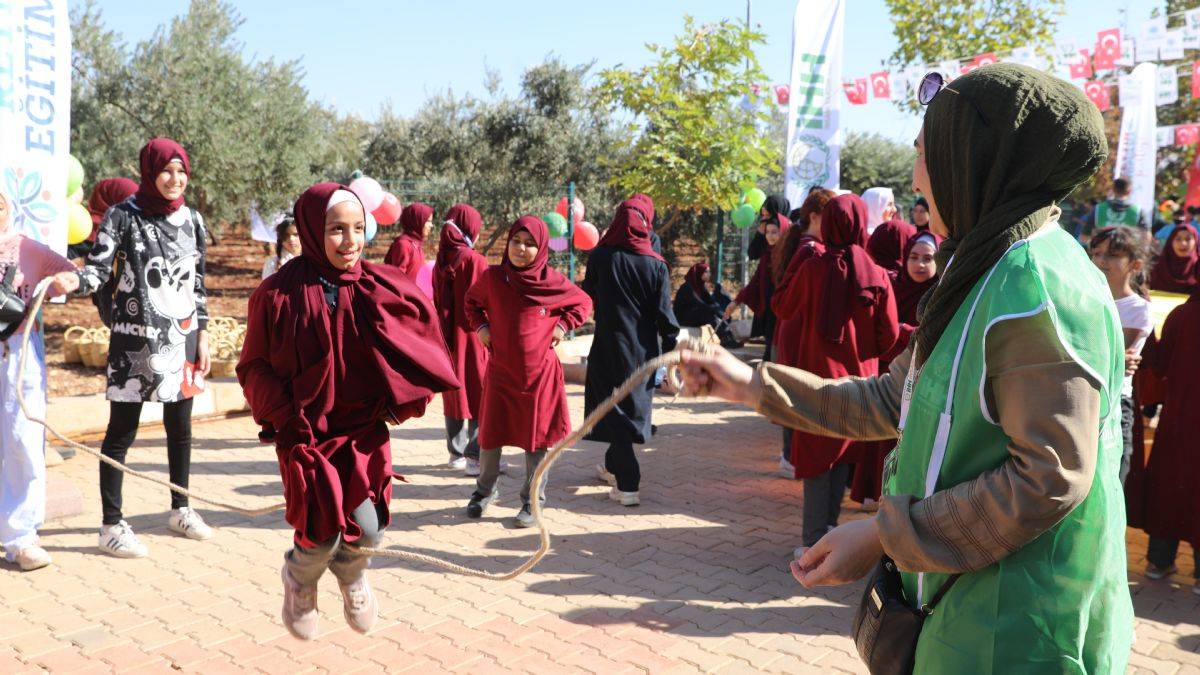 Suriyeli öğrenciler barış ve kardeşlik için zeytin topladı