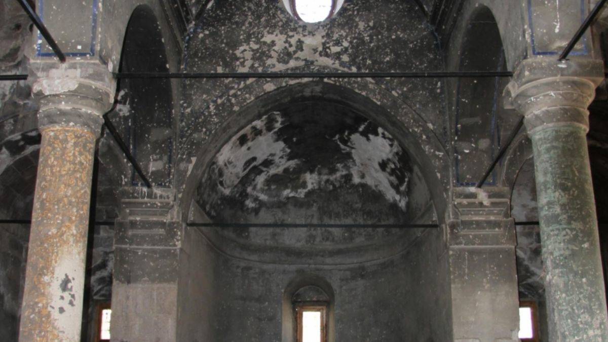 164 yıllık Rum kilisesinde defineci tahribatı