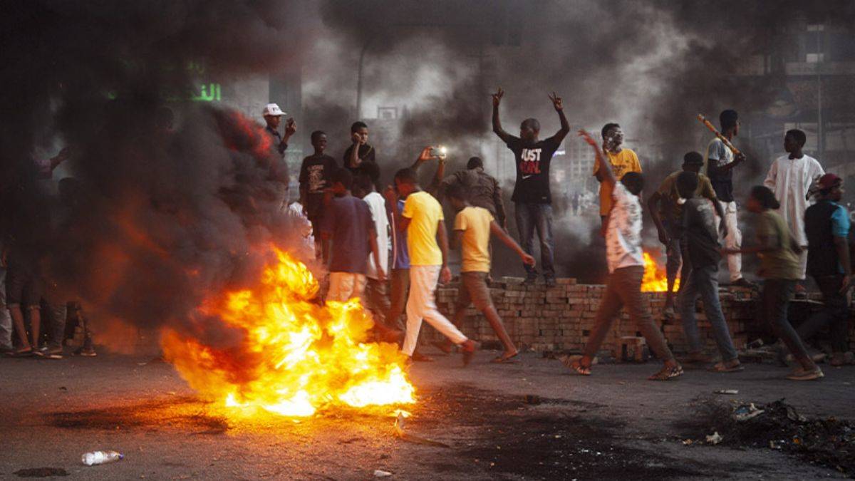 'Halk darbeyi durdurmak için acele etmezse, ülke kara bir diktatörlüğe tanık olacak'
